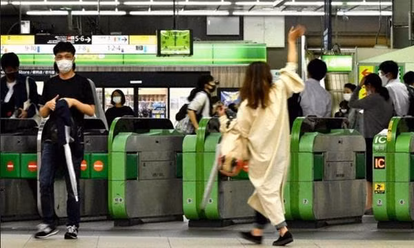 Nữ sinh Nhật Bản gọi cảnh sát vì thấy có người cầm vũ khí ở ga tàu, thực tế khiến tất cả té ngửa