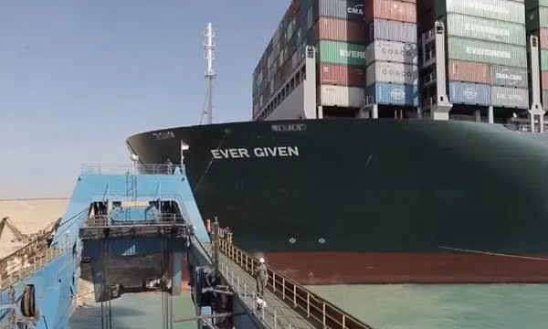 Kênh đào Suez đã thông nhưng tàu Ever Given lại kẹt, lý do vì sao và thuyền trưởng làm gì?