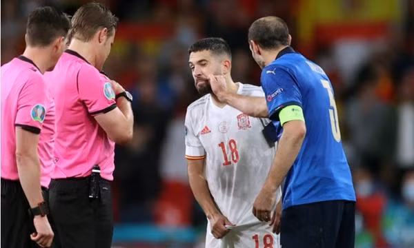 Đội trưởng Chiellini của đội Ý đã có “đòn tâm lý” gì với Tây Ban Nha trước loạt luân lưu?