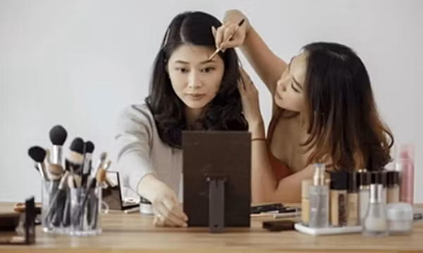 Chất gây rối loạn nội tiết trong nhiều kem lót trang điểm, người dùng lưu ý gì?