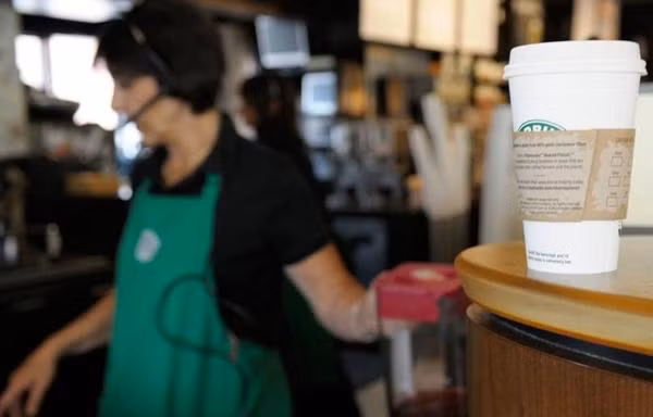 Nhân viên Starbucks cực thông minh tìm cách “giải cứu” nữ sinh khỏi kẻ lạ mặt trong quán