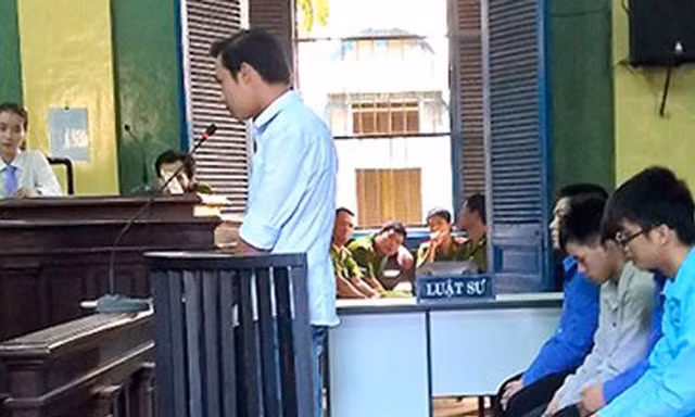 Cựu CSGT Phạm Sỹ Hoài Như và 4 đồng phạm tại 1 phiên tòa trước đây. Ảnh: Tân Châu