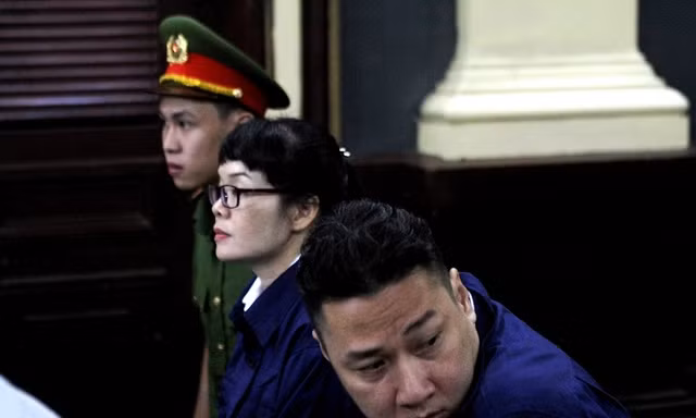 Huyền Như và Võ Anh Tuấn tại phiên tòa. Ảnh: Tân Châu 