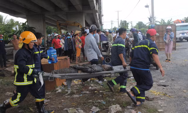 Hai ô tô rơi khỏi cầu Hàm Luông sau va chạm, nhiều người thương vong