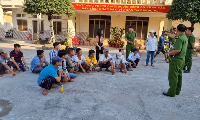 Đột kích trường gà chiều 29 Tết, tạm giữ hàng trăm triệu đồng