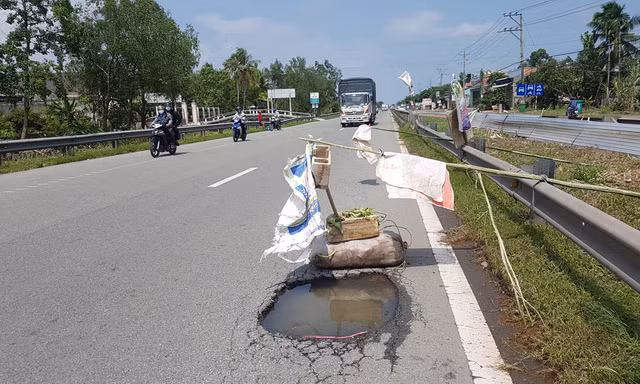 Triều cường 'uy hiếp', quốc lộ 1A xuất hiện nhiều hố sâu