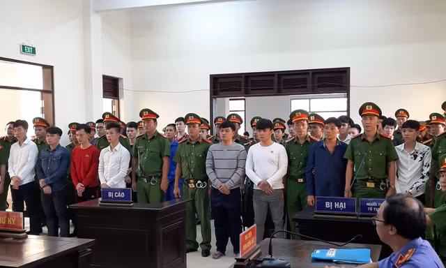 Các bị cáo nghe toà tuyên án.