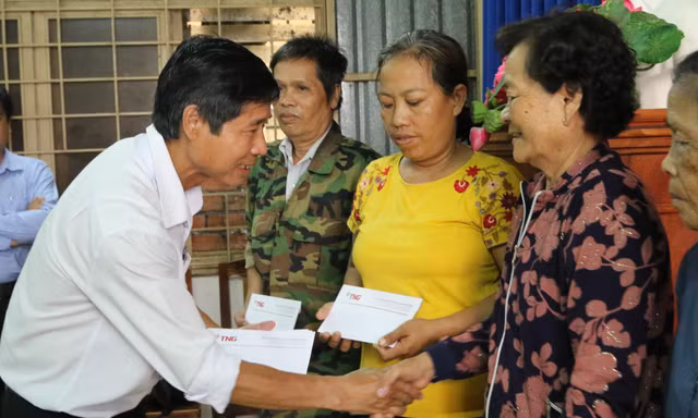 Tặng quà tri ân cho các gia đình chính sách tại ĐBSCL