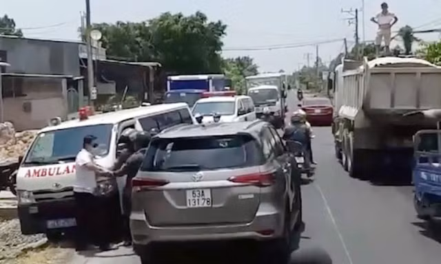 Tài xế ở Tiền Giang bị tước bằng lái vì cản trở xe cứu thương