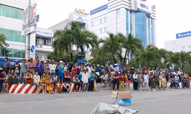 Người phụ nữ làm rơi bao tải chứa xác thai nhi xuống đường