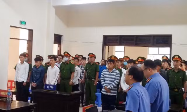 Đại ca cùng 27 đàn em nổ súng 'huyết chiến' tại tiệm cầm đồ ra hầu tòa