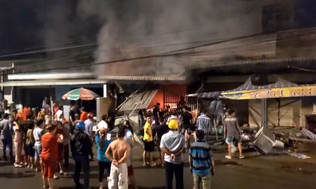  Sau tiếng nổ lớn, cửa hàng điện tử cháy dữ dội