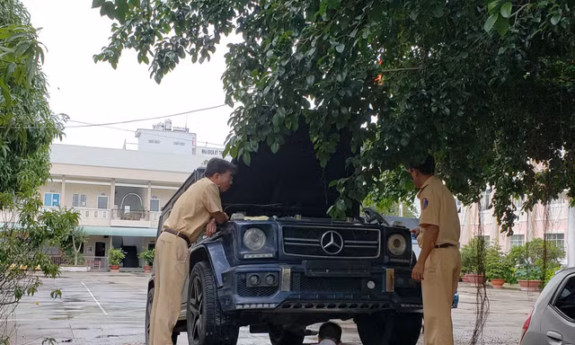 Chiếc xe Mercedes G55 AMG tại trụ sở công an.