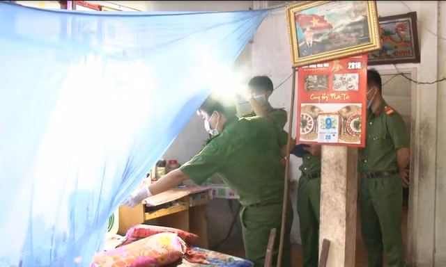 Lực lượng chức năng khám nghiêm hiện trường.