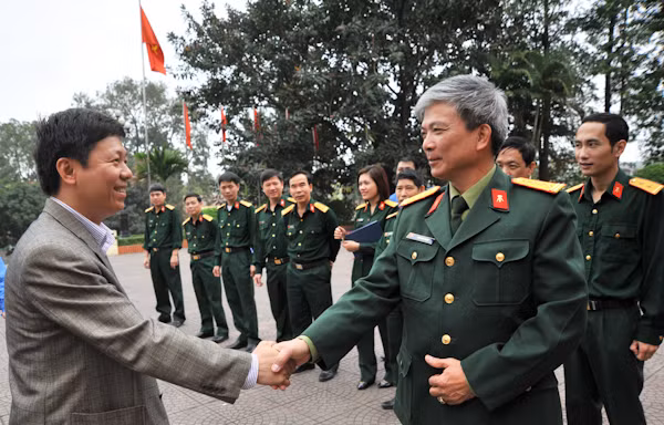 Tuổi trẻ báo Tiền Phong và Nhà máy Z121 giao lưu