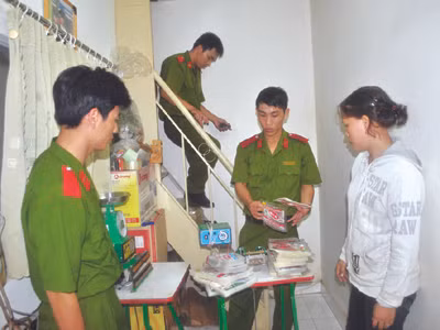 Công an kiểm tra tại nhà bà Nga