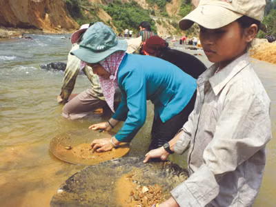 Đoàn người đãi vàng ở một đoạn sông Chơrlang	Ảnh: Nam Cường