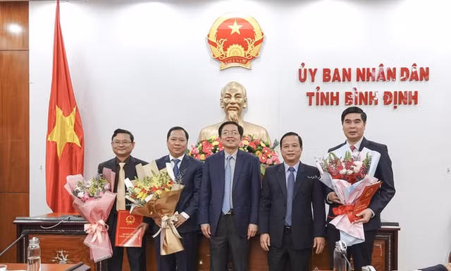 Bí thư Tỉnh ủy Bình Định Hồ Quốc Dũng (ở giữa) tặng hoa tân chủ tịch và các phó chủ tịch.