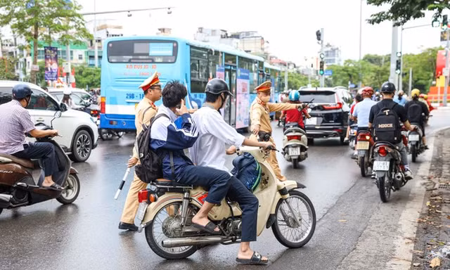 Cha mẹ có thể bị phạt tới 10 triệu đồng khi giao xe máy cho con chưa đủ tuổi điều khiển