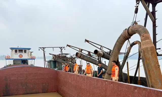 Cảnh sát truy đuổi, bắt giữ 2 tàu hút cát trái phép bỏ chạy trên sông Hồng