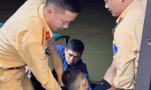 CSGT Hà Nội phối hợp người dân cứu nam thanh niên rơi xuống sông Đuống