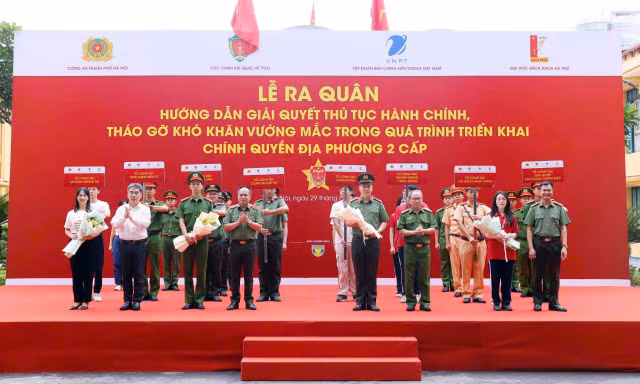 Ra quân hướng dẫn thủ tục hành chính trong triển khai chính quyền địa phương 2 cấp