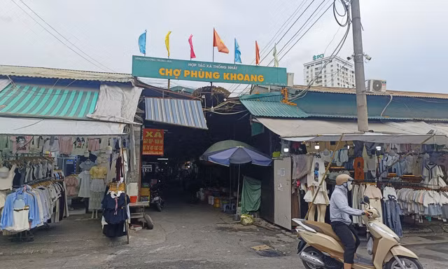Tiểu thương ở chợ Phùng Khoang bức xúc vì bị 'vạ lây' vụ thịt lợn nhiễm dịch tả lợn châu Phi