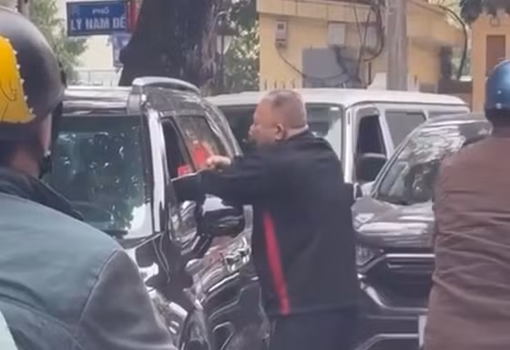 Công an Hà Nội thông tin vụ tài xế ô tô dùng 'nắm đấm' giải quyết mâu thuẫn giao thông