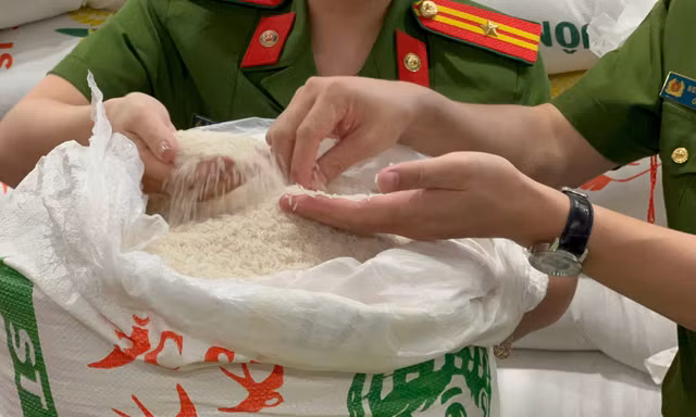 Hà Nội: Hai chủ cửa hàng bắt tay sản xuất, tiêu thụ hàng chục tấn gạo ST25 giả 