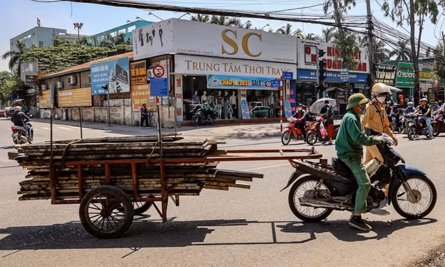 Hà Nội: Xử lý loạt tài xế xe máy tự chế 'rơ moóc' kéo hàng cồng kềnh