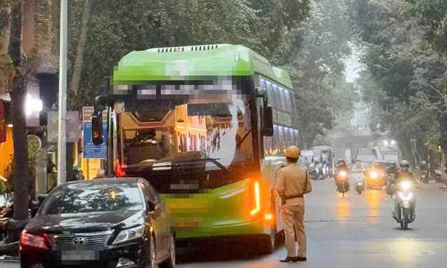CSGT Hà Nội xử lý hàng loạt xe khách vi phạm trong khu vực phố cổ