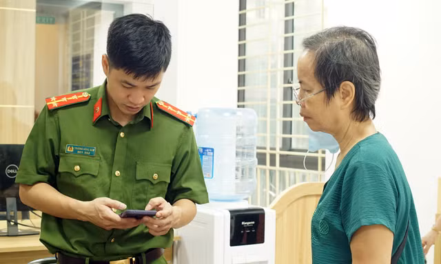 Hình ảnh ngày đầu hoạt động của công an xã, phường mới ở Hà Nội 