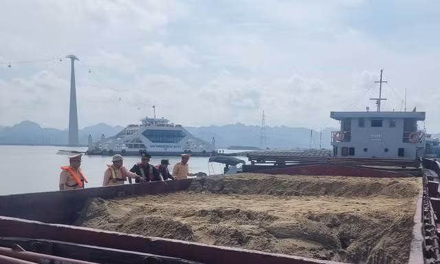 Bắt giữ tàu chở cát không rõ nguồn gốc từ biển vào nội địa