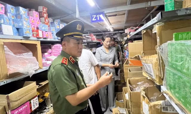 Giám đốc Công an Hà Nội thân chinh kiểm tra thực tế tình hình sản xuất, kinh doanh tại thủ phủ La Phù