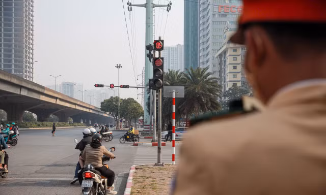 Nhiều tài xế vượt đèn đỏ, đi ngược chiều 'hốt hoảng' khi được CSGT thông báo mức phạt tiền 
