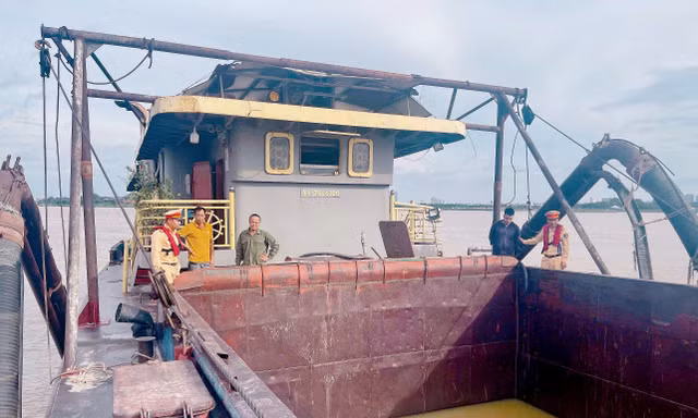 Cảnh sát giao thông vạch trần thủ đoạn hút trộm cát tinh vi trên sông Hồng