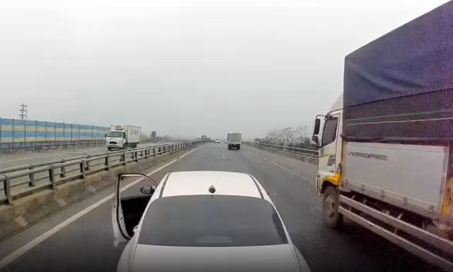Tài xế ô tô con chèn ép, tạt đầu xe khách trên cao tốc Nội Bài - Lào Cai