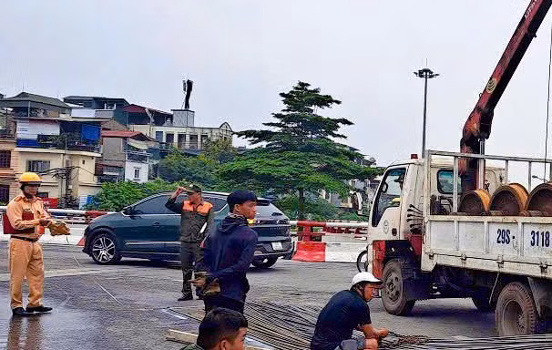 Vụ bó sắt hơn 10m rơi xuống đường ở Hà Nội: Tài xế và chủ phương tiện bị phạt hơn 40 triệu đồng