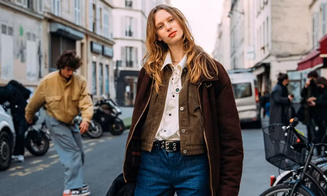 Mặc gì để vừa hợp dáng vừa trendy nhất năm nay? Chọn liền quần denim ống rộng!