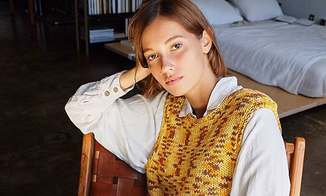 Áo len sweater vest chính thức trở lại, nhưng phiên bản 2021 có khác đôi chút