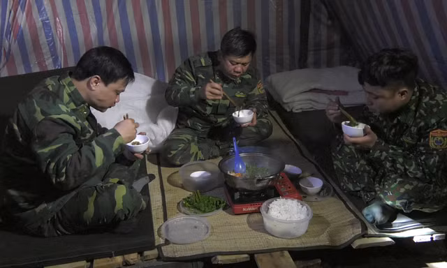Bữa cơm đạm bạc ngay trong chốt chống dịch.
