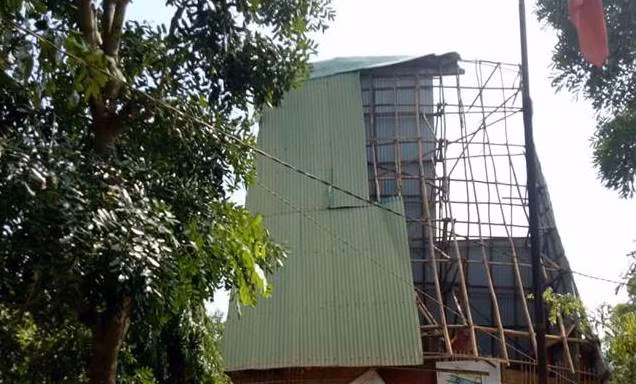 Mưa đá kèm lốc xoáy cuốn phăng mái nhà rông