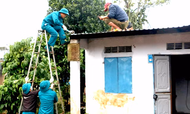 Chính quyền địa phương sửa nhà cho người dân xã Biển Hồ, TP Pleiku bị hỏng do bão số 9