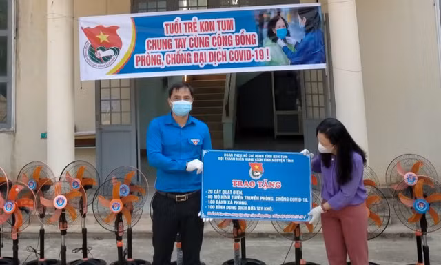 Anh Xiêng Thanh Phúc - Bí thư Tỉnh đoàn Kon Tum trao nhiều vật dụng cần thiết cho huyện Ngọc Hồi (Kon Tum) để chống dịch COVID-19