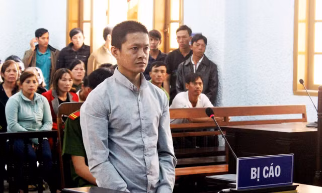 Đối tượng Trần Văn Luyện trước vành móng ngựa
