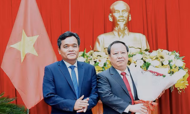 Bí thư Tỉnh uỷ Gia Lai Hồ Văn Niên tặng hoa chúc mừng ông Châu Ngọc Tuấn, ảnh Đức Thuỵ