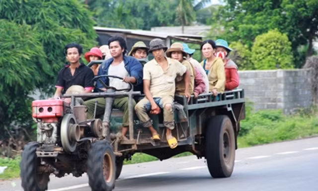 Người dân khu vực Tây Nguyên thường sử dụng xe công nông chở đông người lưu thông trên quốc lộ gây mất an toàn
