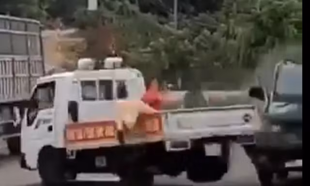 Ảnh cắt từ clip người dân quay lại vụ việc