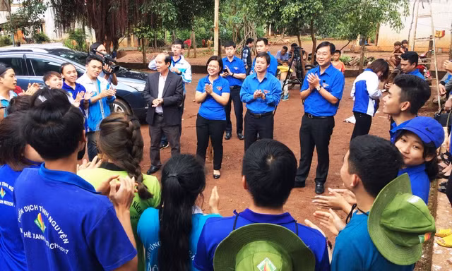 21 sinh viên của Trường Đại học công nghệ TP. HCM HUTECH tặng anh Lê Quốc Phong cùng đoàn công tác bài hát sôi động