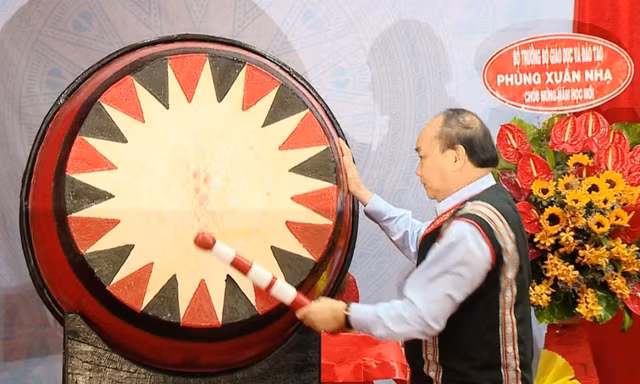 Thủ tướng đánh trống khai trường năm học mới 2018 - 2019 tại Trường phổ thông Dân tộc nội trú huyện Tu Mơ Rông